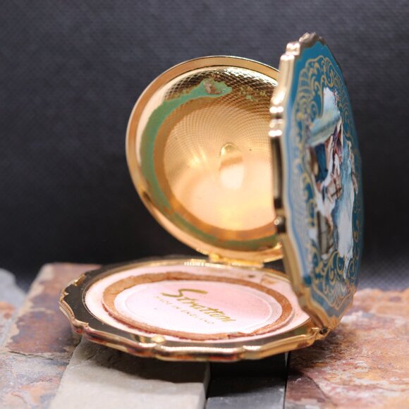 Vintage Stratton Powder Compact – Teal and Gold, Victorian Scene, Scalloped Edge - Picture 7 of 9